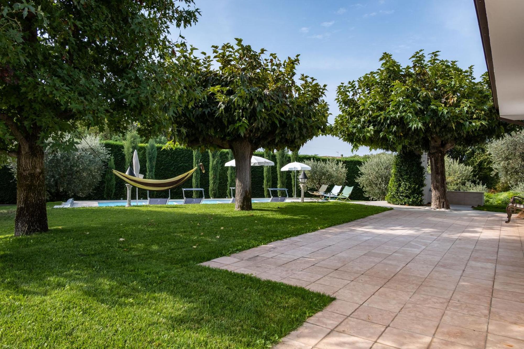 Villa Carini With 3000 Mq Garden & Heated Pool Castelnuovo del Garda Luaran gambar